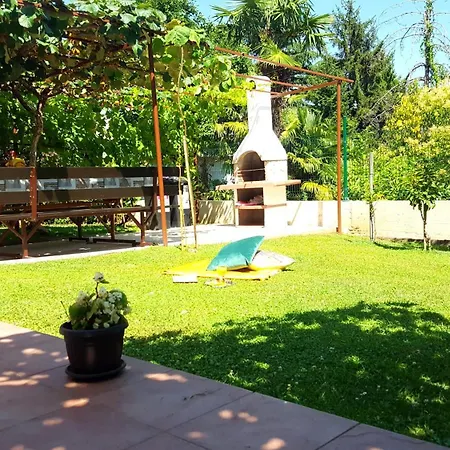 Mary's Garden Apartment *