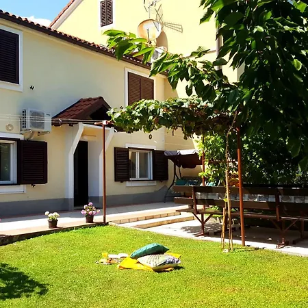 Mary's Garden Οπατία